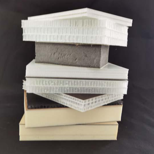 使用(yong)熱塑蜂窩闆/蜂窩(wo)三明治闆優勢有(yǒu)哪些？